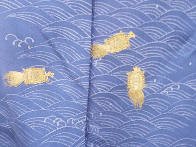 アンティーク　蓑亀模様刺繍一つ紋着物